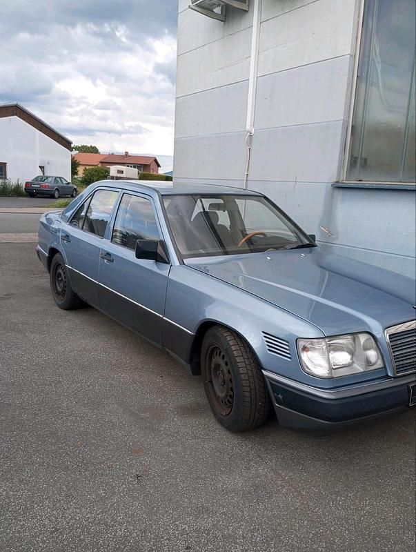 Gebraucht Mercedes E260 160 PS (117 kW) 1987 Blau Limousine