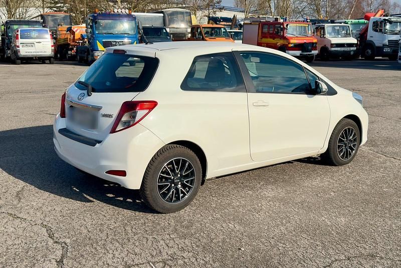 Gebraucht Toyota Yaris 69 PS (50 kW) 2012 Weiß Kleinwagen
