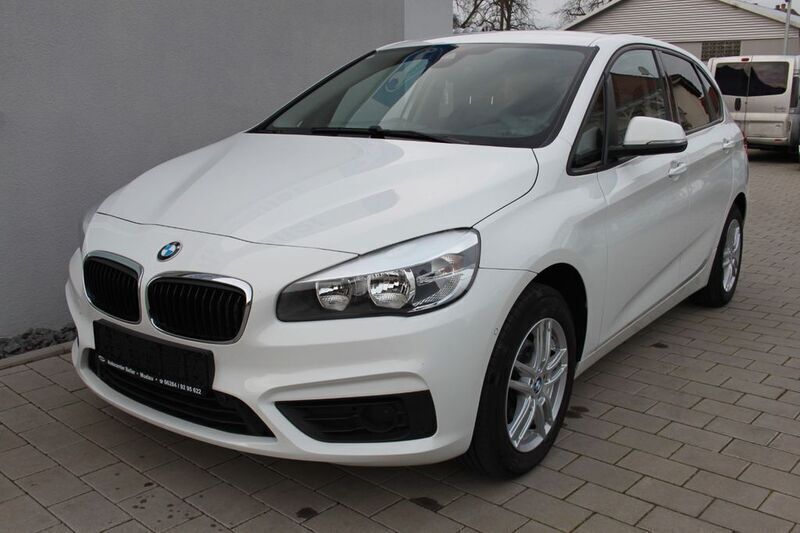 Weiß Gebraucht 2016 BMW 216 Active Tourer Performance Van / Kleinbus | 13.600 € (Etwas zu teuer) - Bild 1/4