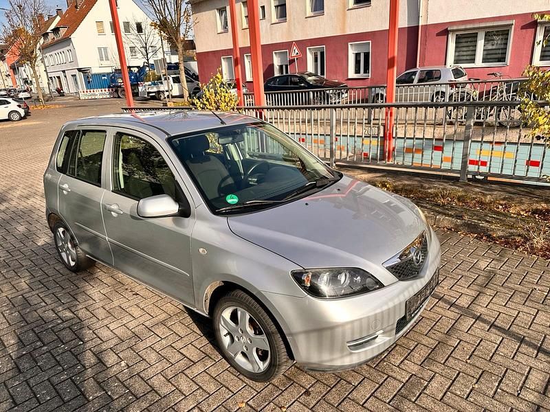 Grau Gebraucht 2005 Mazda 2 Limousine | 1.499 € (Fairer Preis) - Bild 1/4