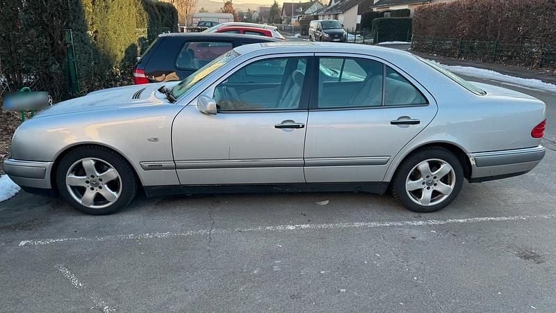 Gebraucht Mercedes E240 Elegance 170 PS (125 kW) 1997 Silber Limousine