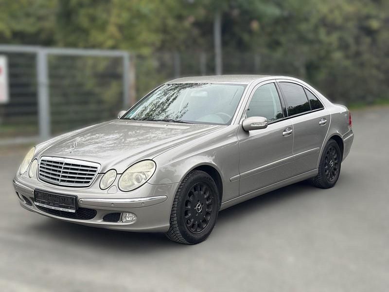 Cubanitsilber Gebraucht 2004 Mercedes E320 Limousine | 2.320 € (Superpreis) - Bild 1/4