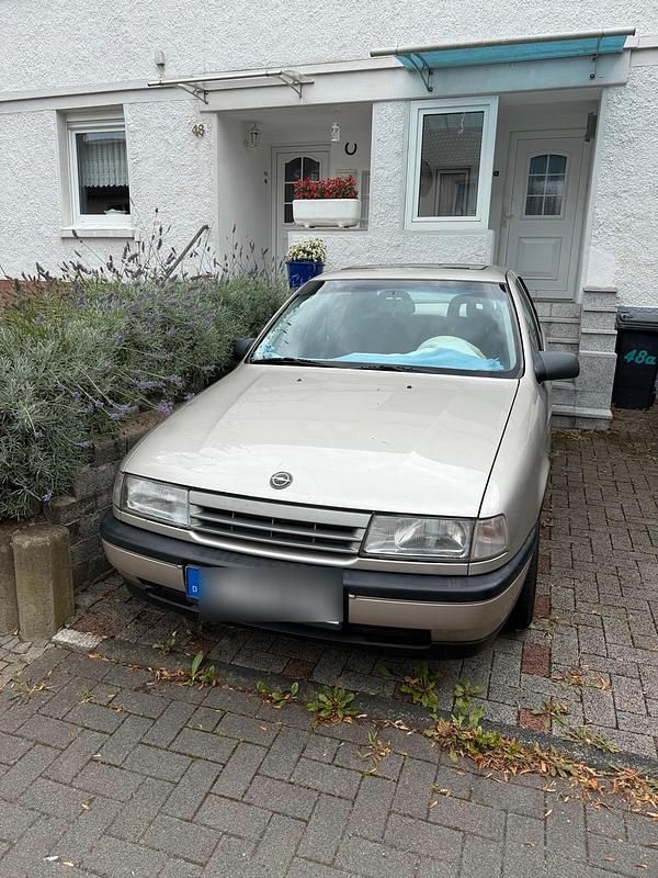 Grau Gebraucht 1991 Opel Vectra Limousine | 5.000 € - Bild 1/4