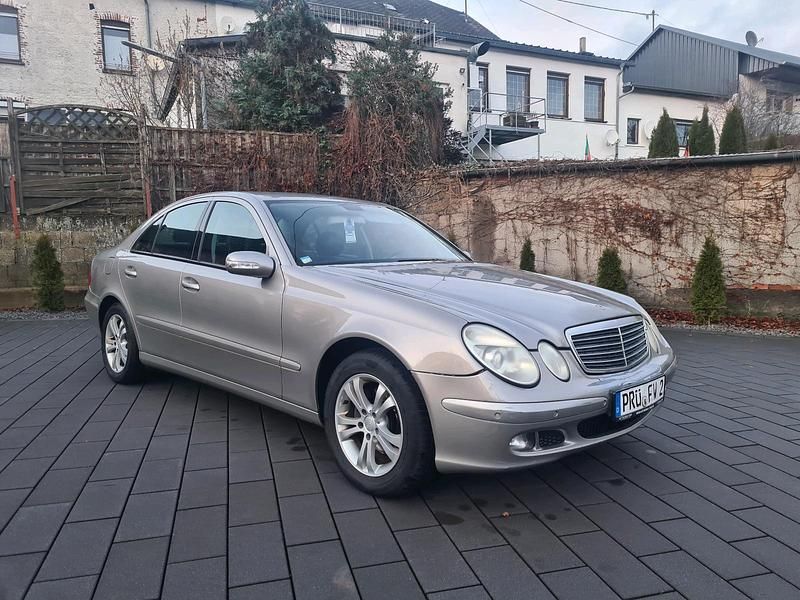 Gold Gebraucht 2005 Mercedes E320 Limousine | 2.950 € (Guter Preis) - Bild 1/4