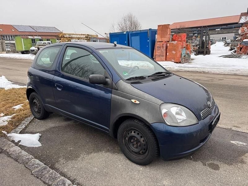 Blau Gebraucht 2002 Toyota Yaris Sol Limousine | 1.000 € (Superpreis) - Bild 1/4