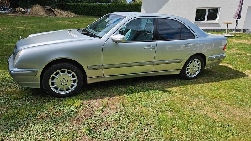 Gebraucht Mercedes E240 Elegance 170 PS (125 kW) 2001 Silber Limousine