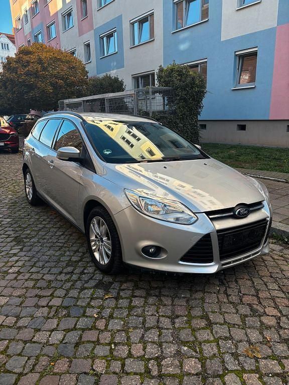 Silber Gebraucht 2011 Ford Focus Limousine | 4.299 € (Fairer Preis) - Bild 1/4