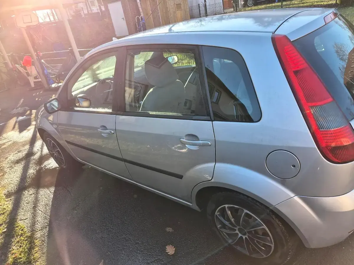 Gebraucht Ford Fiesta 80 PS (58 kW) 2005 Silber Kleinwagen