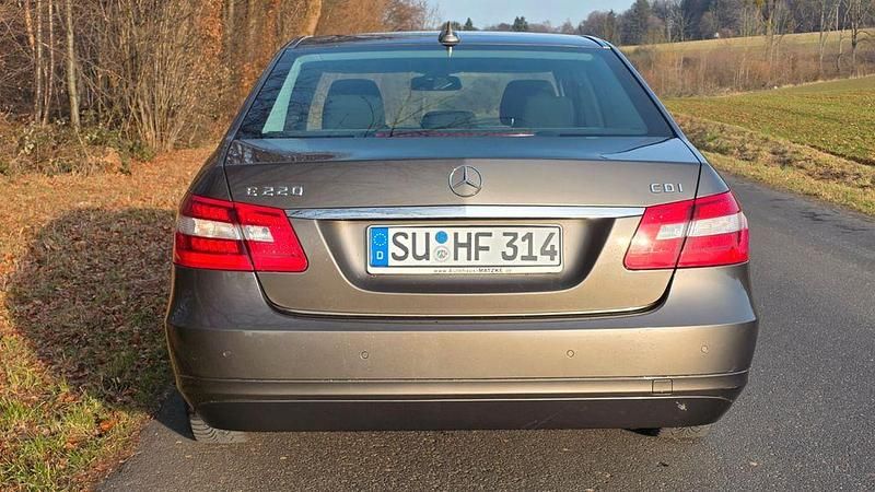 Gebraucht Mercedes E220 170 PS (125 kW) 2012 Silber Limousine