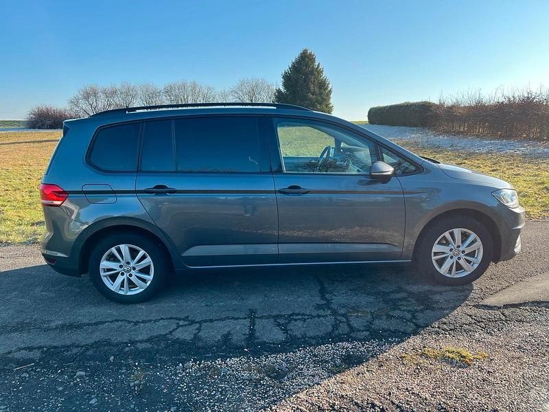 Gebraucht VW Touran Highline 150 PS (110 kW) 2020 Grau Van / Kleinbus