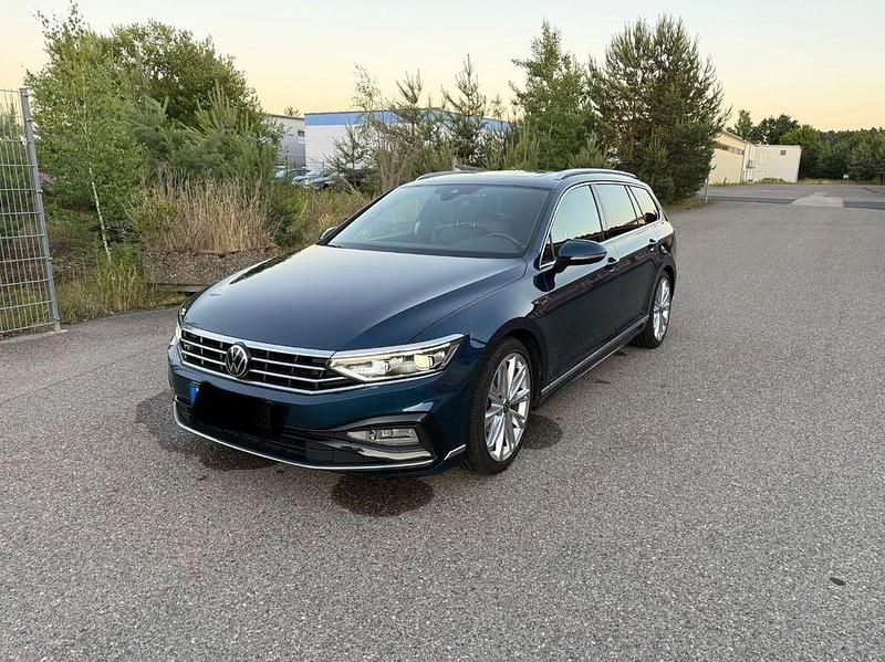 Blau Gebraucht 2021 VW Passat Elegance Limousine | 22.500 € (Teuer) - Bild 1/4