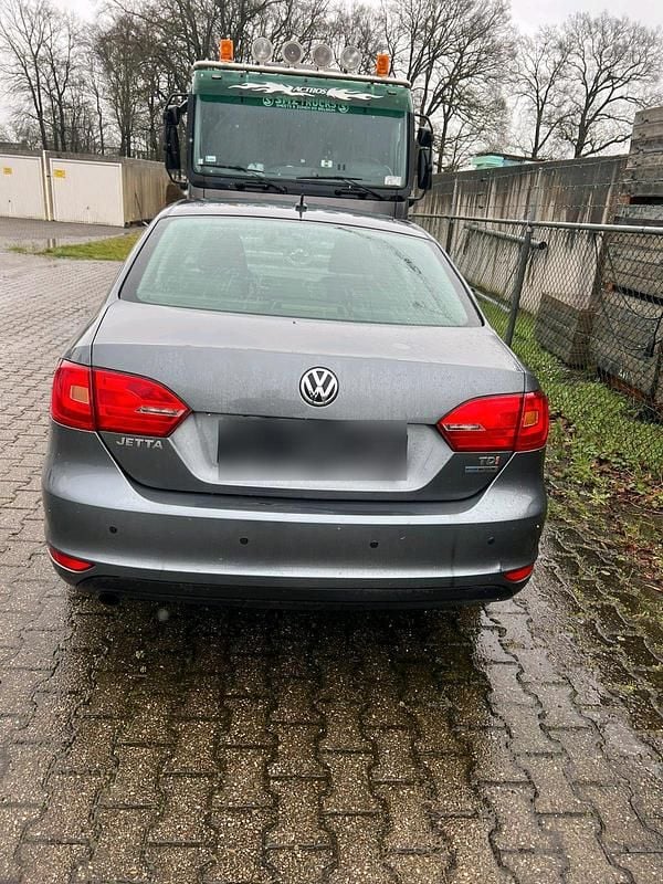 Gebraucht VW Jetta 105 PS (77 kW) 2012 Grau Limousine
