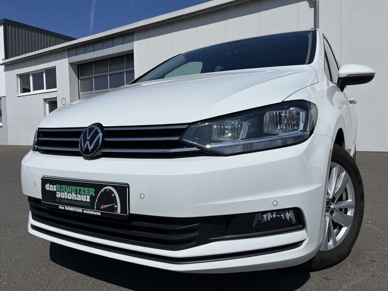 Pure white Gebraucht 2021 VW Touran Comfortline Van / Kleinbus | 26.240 € (Fairer Preis) - Bild 1/4