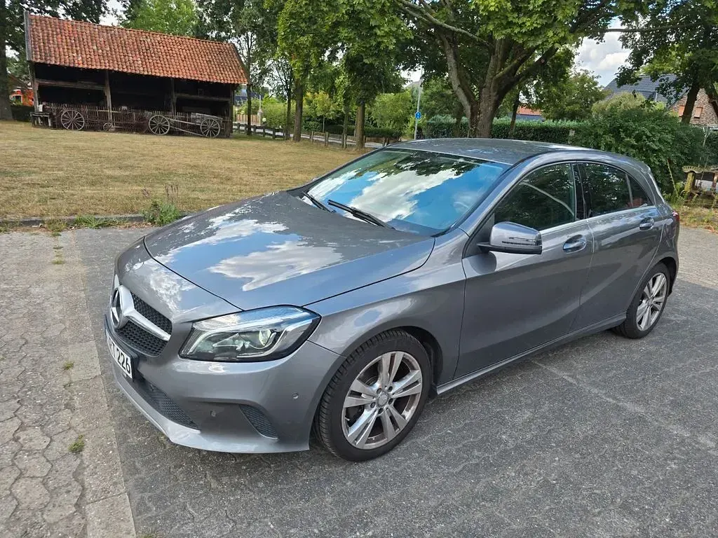 Gebraucht Mercedes A180 Style 122 PS (89 kW) 2016 Grau Kleinwagen