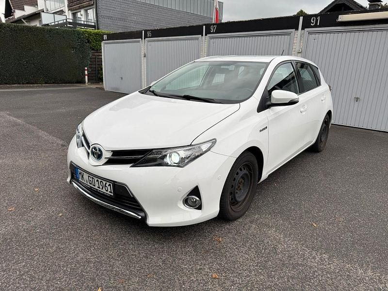 Weiß Gebraucht 2013 Toyota Auris Hybrid Edition Limousine | 8.800 € (Fairer Preis) - Bild 1/4