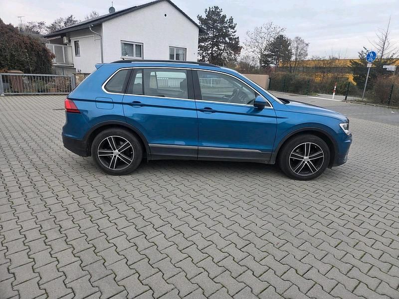 Blau Gebraucht 2017 VW Tiguan SUV | 15.600 € (Fairer Preis) - Bild 1/4
