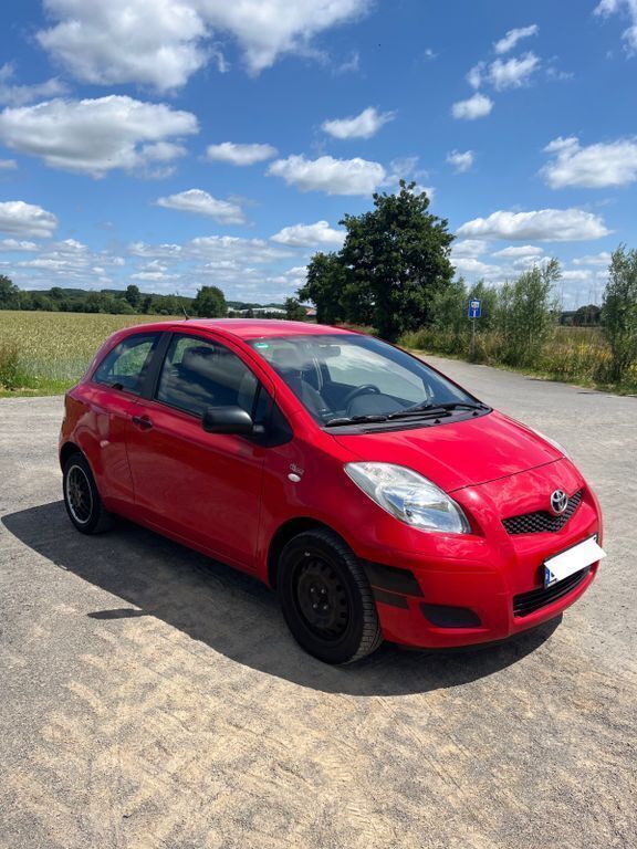 Rot Gebraucht 2009 Toyota Yaris Cool Limousine | 2.799 € (Fairer Preis) - Bild 1/4