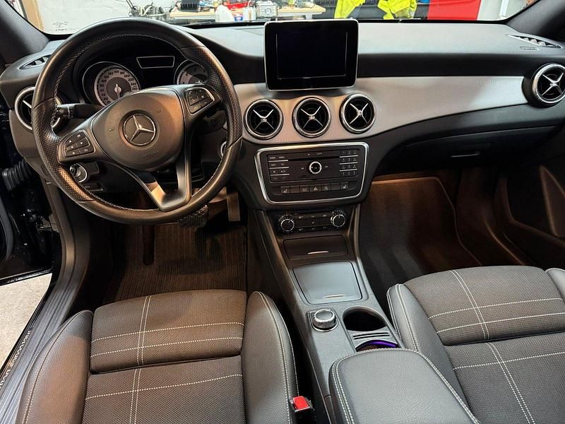 Gebraucht Mercedes CLA200 Urban 156 PS (114 kW) 2016 Schwarz Coupé