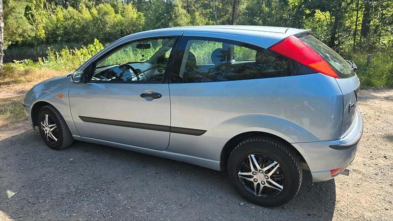 Blau Gebraucht 2004 Ford Focus Limousine | 450 € (Superpreis) - Bild 1/4