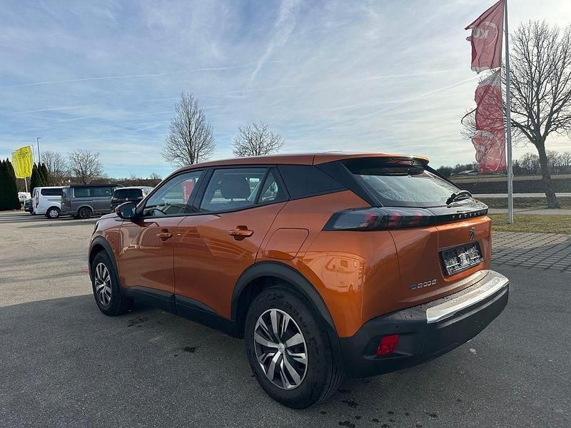 Gebraucht Peugeot e-2008 Active 100 kW (136 PS) 2021 Orange SUV