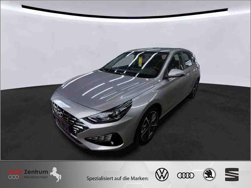 Shimmering silver Gebraucht 2023 Hyundai i30 Advantage Limousine | 14.970 € (Fairer Preis) - Bild 1/4