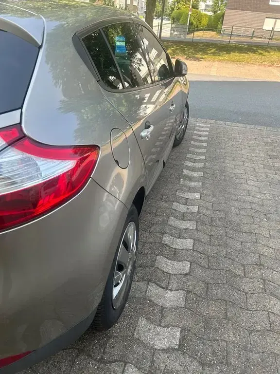 Gebraucht Renault Mégane III Luxe 140 PS (102 kW) 2011 Braun Limousine