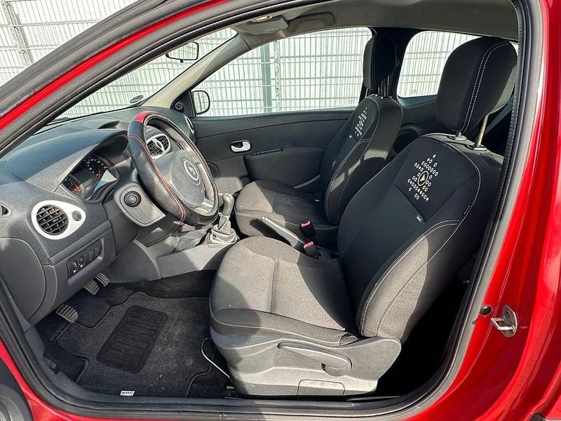 Gebraucht Renault Clio III 75 PS (55 kW) 2012 Rot Limousine