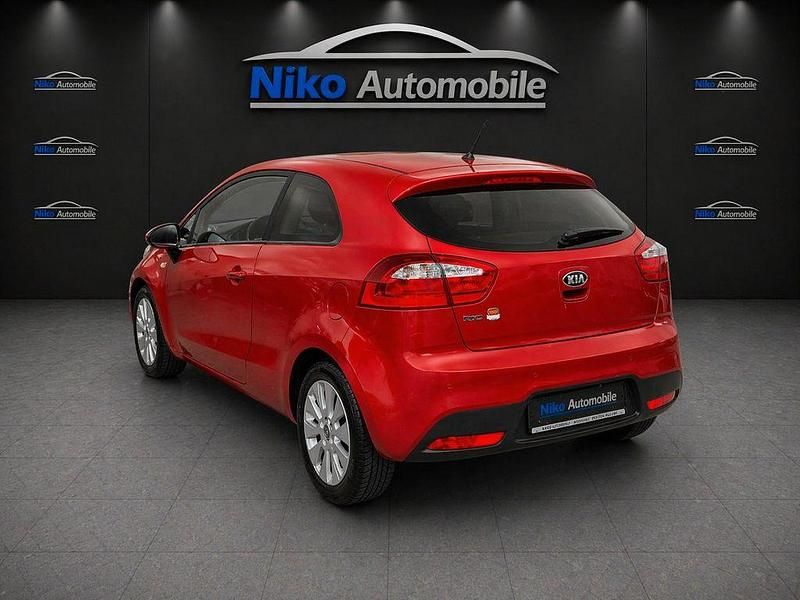 Gebraucht Kia Rio DREAM-TEAM Edition 86 PS (63 kW) 2014 Rot Limousine