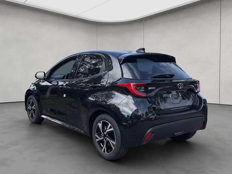 Neu Toyota Yaris 116 PS (85 kW) 2025 Schwarz Limousine