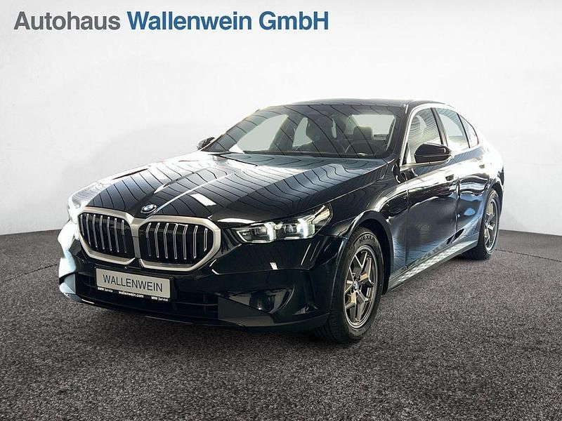 Saphirschwarz Gebraucht 2023 BMW 520 Sport Line Limousine | 49.890 € (Teuer) - Bild 1/4