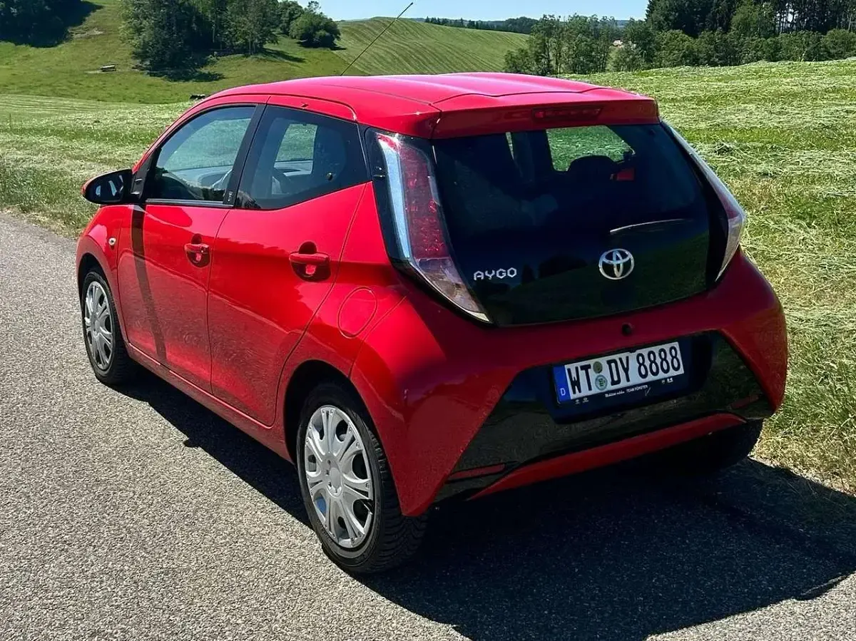 Gebraucht Toyota Aygo X-play 69 PS (50 kW) 2018 Rot Kleinwagen
