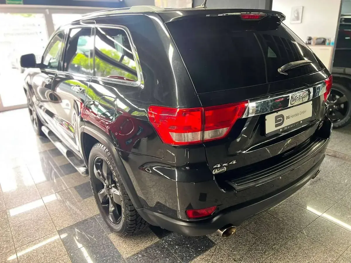 Gebraucht Jeep Grand Cherokee Overland 352 PS (258 kW) 2011 Brilliant black crystal pearl SUV