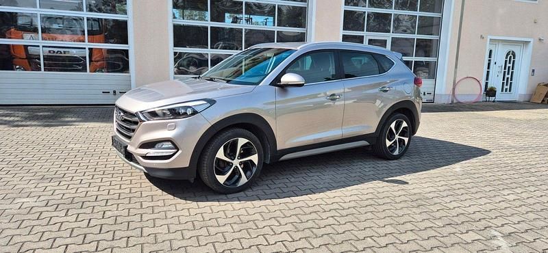Silber Gebraucht 2017 Hyundai Tucson Premium SUV | 15.400 € - Bild 1/4