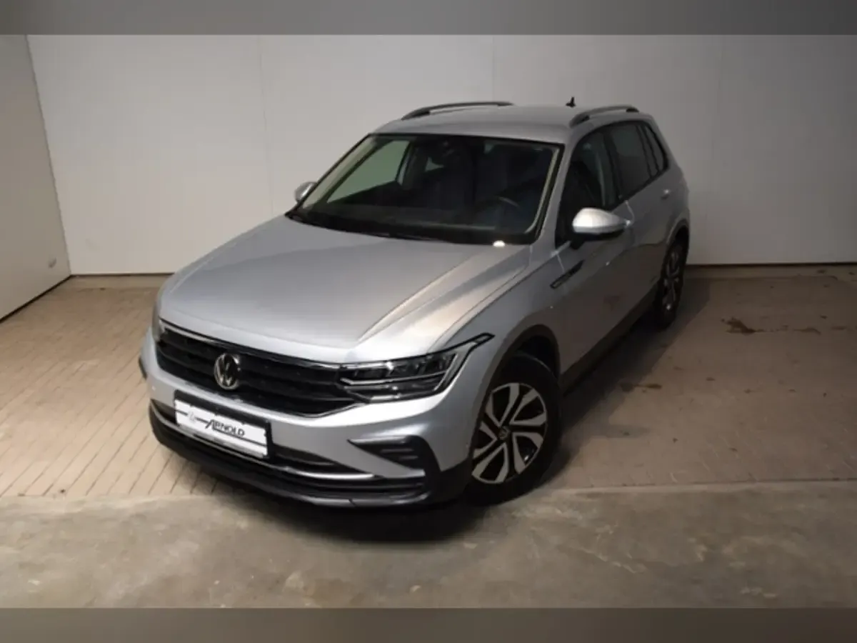 Gebraucht VW Tiguan Active 150 PS (110 kW) 2023 Reflexsilber metallic SUV