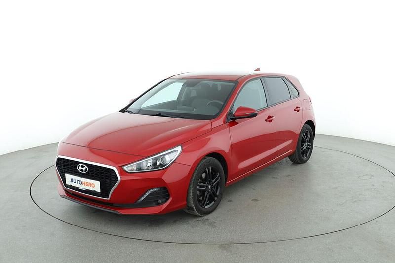 Rot Gebraucht 2019 Hyundai i30 Select Limousine | 12.920 € (Guter Preis) - Bild 1/3