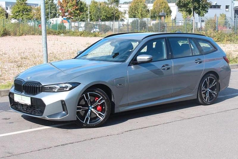 Skyscraper grau Gebraucht 2022 BMW 330e M Sport Kombi | 34.990 € (Etwas zu teuer) - Bild 1/4