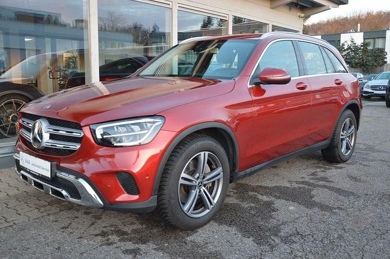 Manufaktur hyazinrot Gebraucht 2019 Mercedes GLC300 SUV | 32.990 € (Superpreis) - Bild 1/4