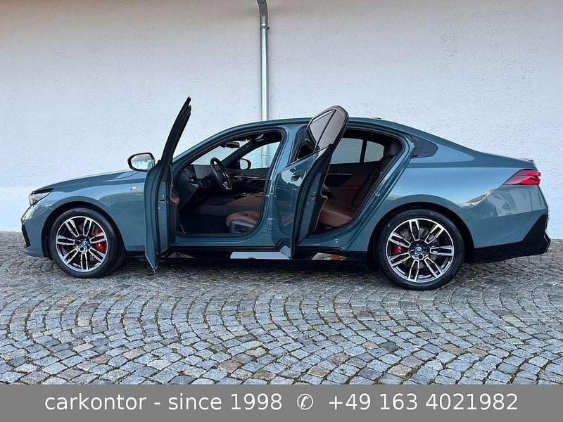 Cape york grün Gebraucht 2024 BMW i5 M Sport Limousine | 61.490 € (Fairer Preis) - Bild 1/4