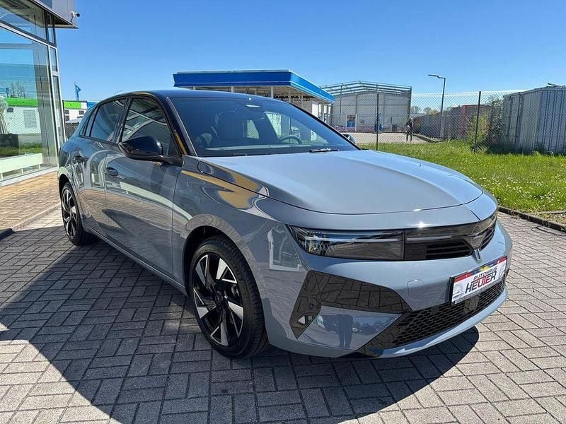 Neu Opel Astra 136 PS (100 kW) 2026 Grafik grau Limousine