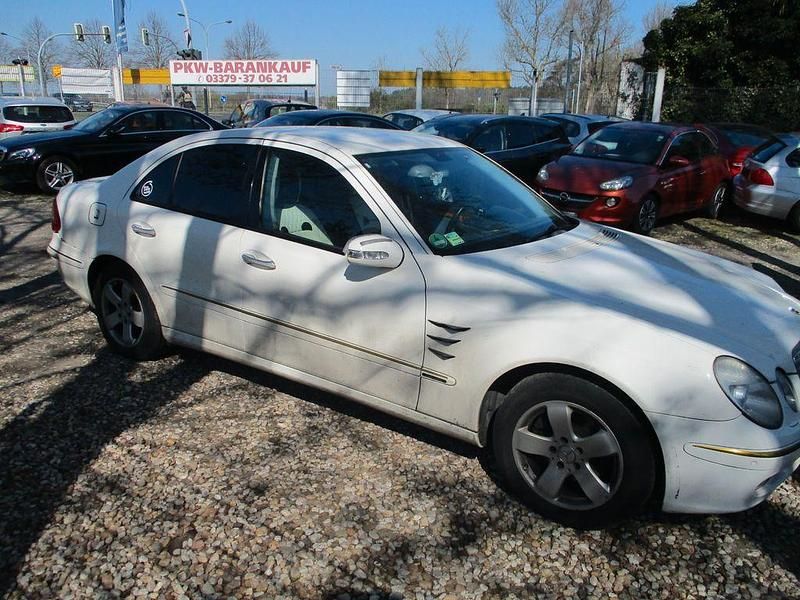 Gebraucht Mercedes E220 150 PS (110 kW) 2005 Weiß Limousine