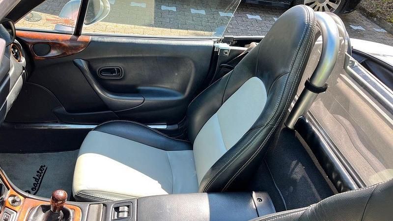 Second-hand Mazda MX5 110 CP (80 kW) 1998 Argintiu Cabrio