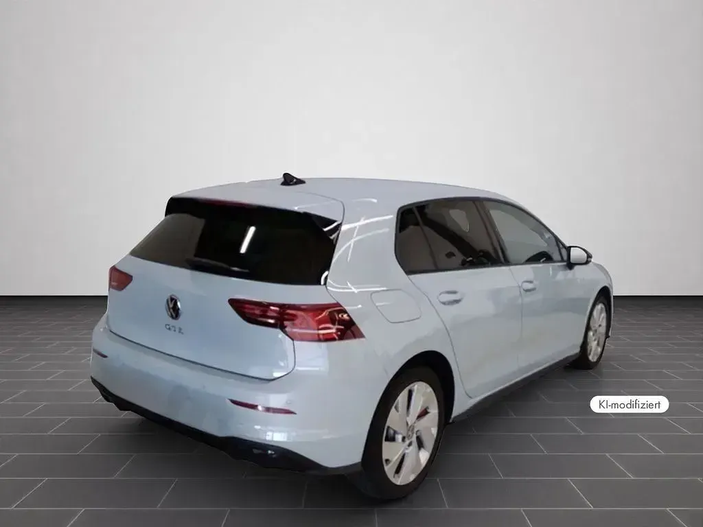 Gebraucht VW Golf VIII GTE 272 PS (200 kW) 2025 Crystal ice blue metallic (metallic) Limousine