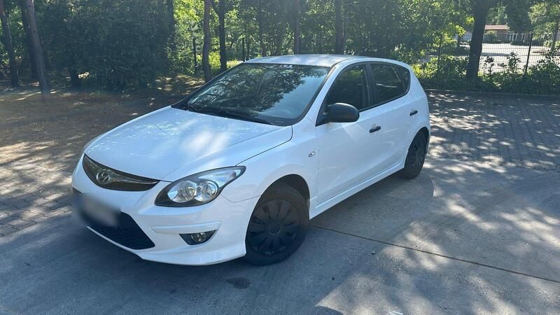 Weiß Gebraucht 2011 Hyundai i30 Limousine | 2.690 € (Guter Preis) - Bild 1/4