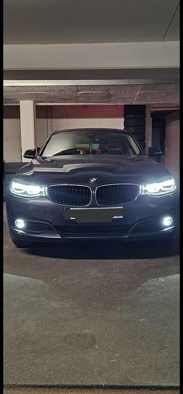 Grau Gebraucht 2017 BMW 320 Gran Turismo Sport Line Limousine | 15.999 € (Fairer Preis) - Bild 1/4