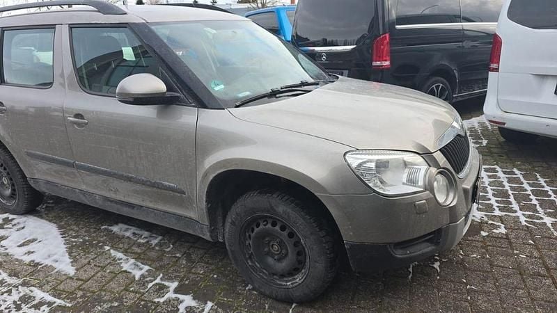 Beige Gebraucht 2013 Skoda Yeti Active SUV | 5.990 € (Superpreis) - Bild 1/4