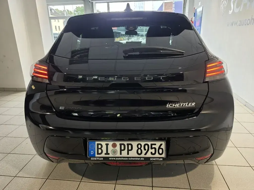 Neu Peugeot e-208 Allure 114 kW (156 PS) 2025 Schwarz Kleinwagen