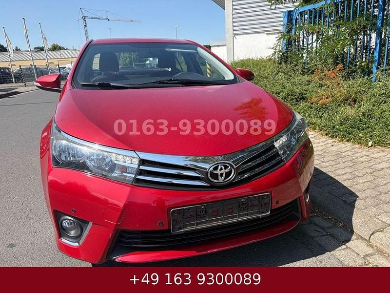 Rot Gebraucht 2015 Toyota Corolla Executive Limousine | 9.950 € (Superpreis) - Bild 1/4