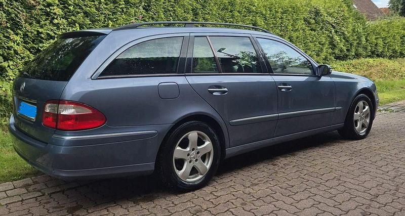 Blau Gebraucht 2003 Mercedes E200 Elegance Limousine | 7.900 € - Bild 1/4