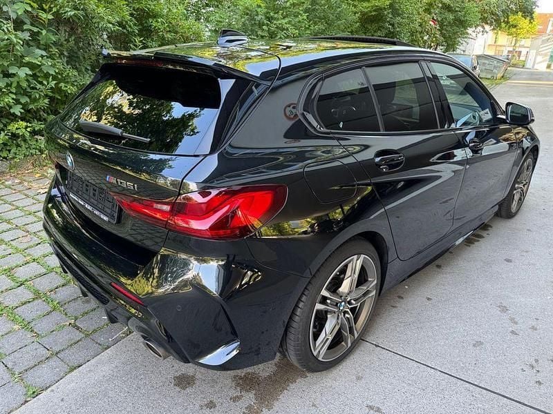 Saphirschwarz Gebraucht 2023 BMW M135 Performance Kleinwagen | 35.500 € (Guter Preis) - Bild 1/4