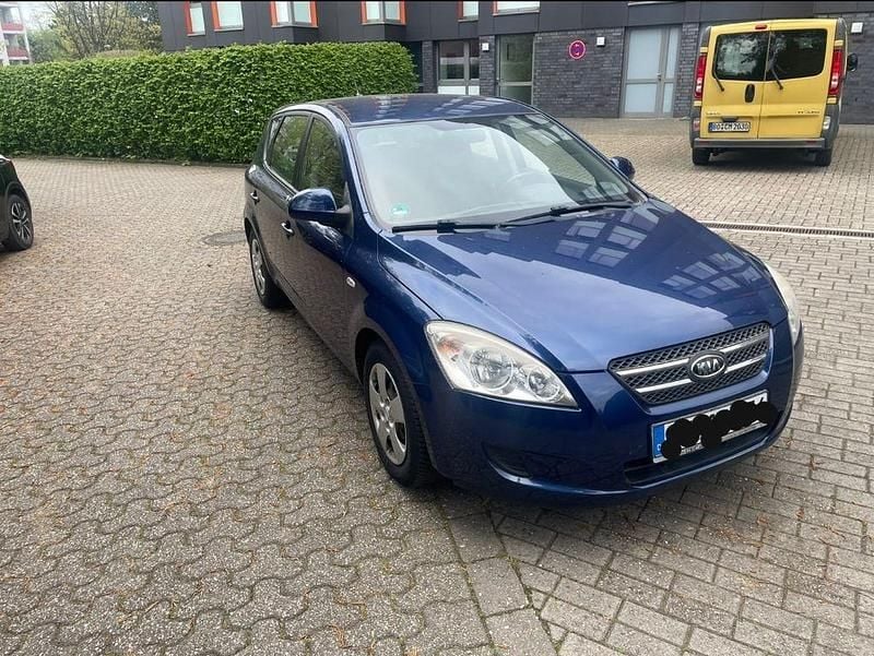 Second-hand Kia Ceed EX 109 CP (80 kW) 2007 Albastru Hatchback